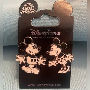 NWT Disney Parks Mickey & Minnie “Vintage” Black & WhiteTrading Pins 2009 RARE